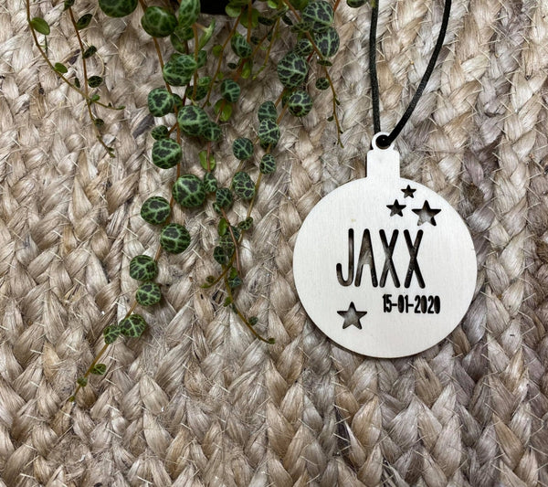 Kerstbal met naam en sterren uitgesneden