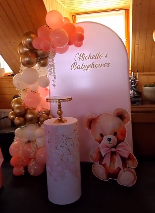 Cut out centerpiece Beer met roze strik