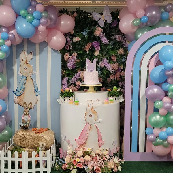 Peter rabbit met strikje roze cut-out decoratie voor feest