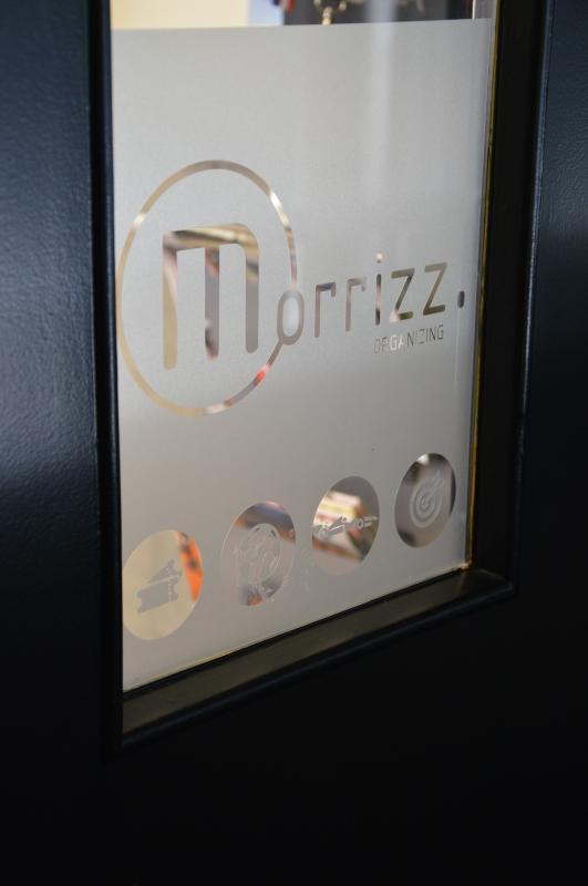 Raamfolie verticaal met bedrijfslogo